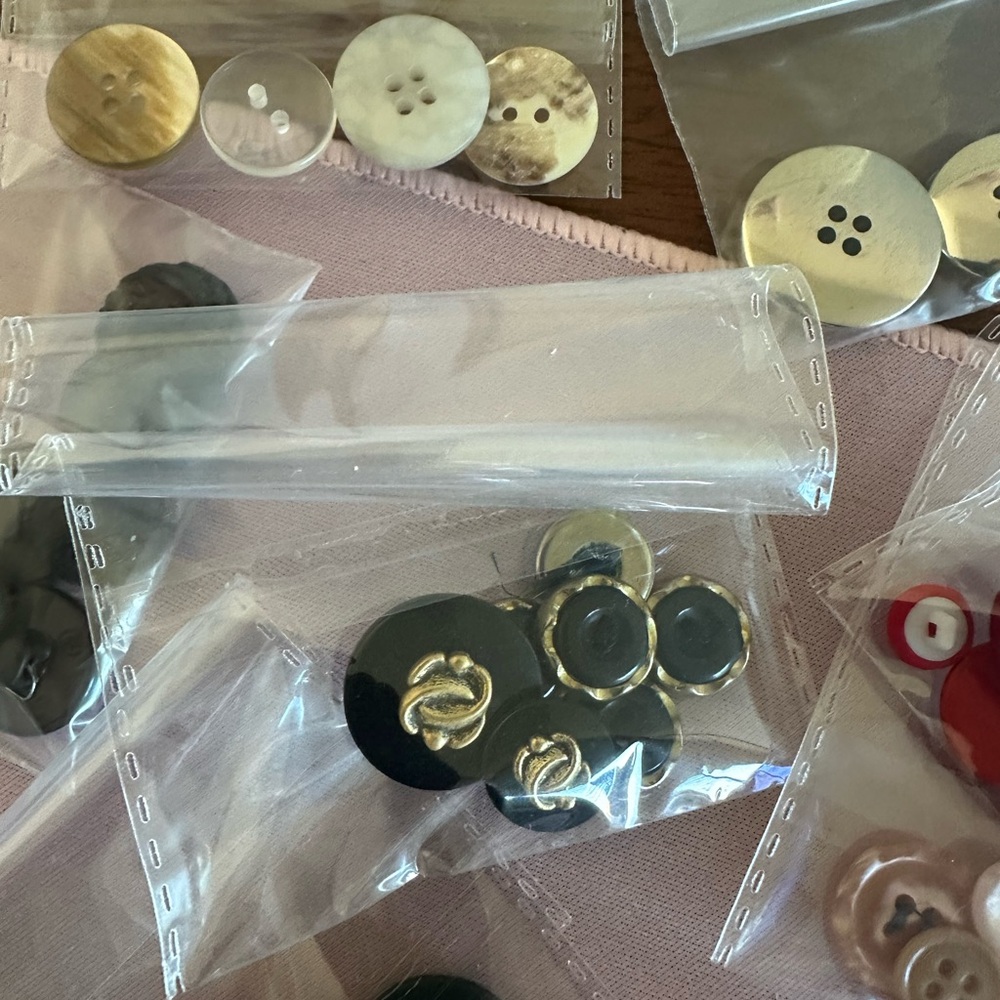 Assorted Buttons - Picture 4 of 6